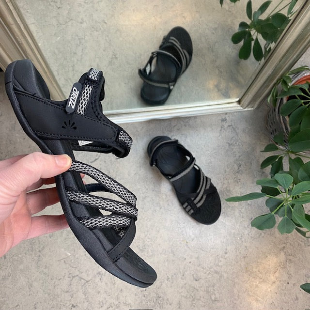 Snygg svart sportig lättviktsandal med hålfotsstöd