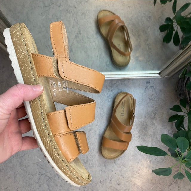 Brun skinnsandal med fyra justerbara remmar från Relaxshoe