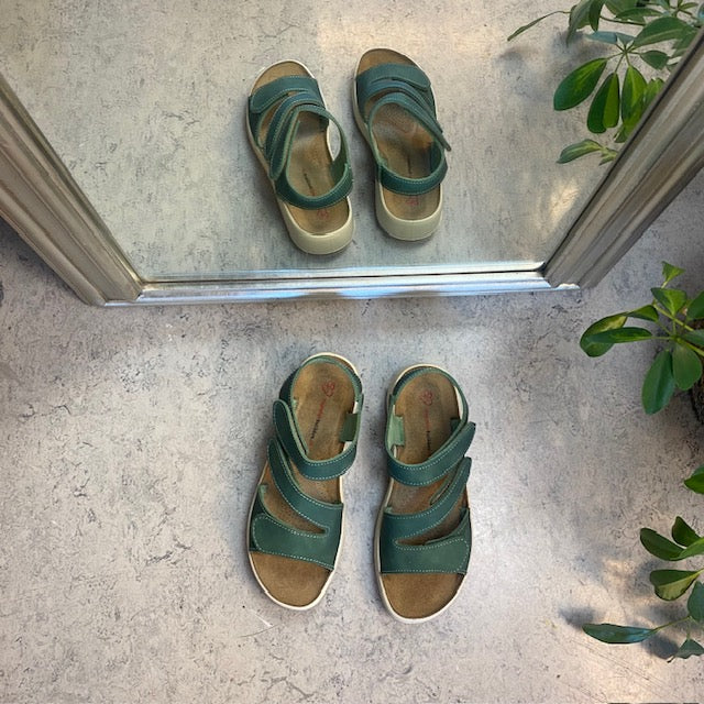 Elegant grön lädersandal med justerbara remmar