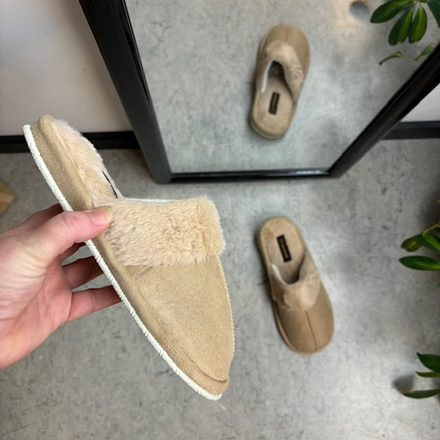 Beige innetofflor med synlig pälskant