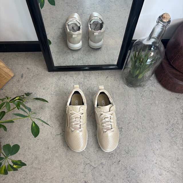 Andningsbara beige sneakers från Green Comfort