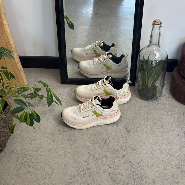 Andningsbara Endurance Comfortfit-sneakers med rosa detaljer