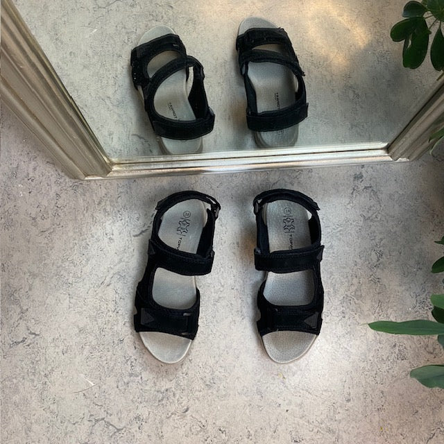 Sandal med lädersula och lätt fotbågsstöd i svart
