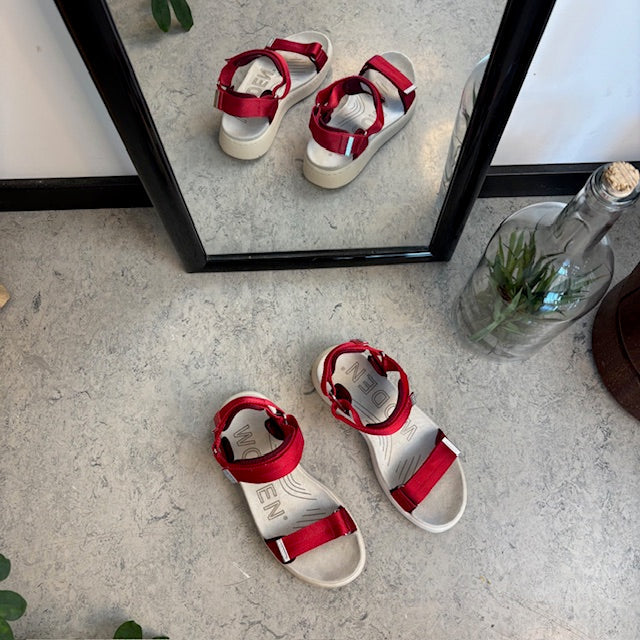 Snygg röd sandal från Woden