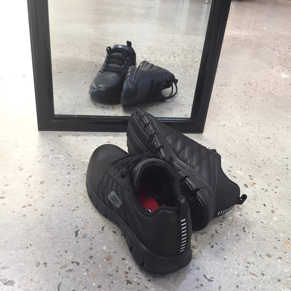 Halkskyddade Skechers med välkända skumsulor och komfort