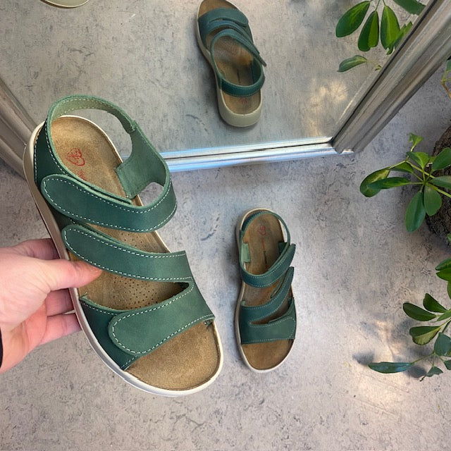 Elegant grön lädersandal med justerbara remmar
