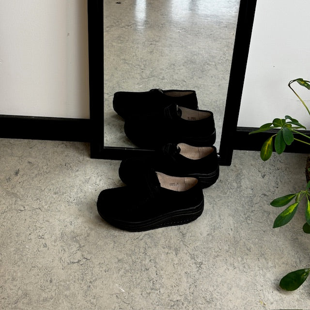 Svarta mockaskor med gångsula och fotvalvsstöd