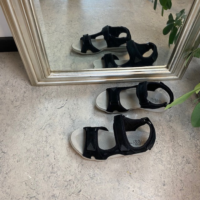 Sandal med lädersula och lätt fotbågsstöd i svart