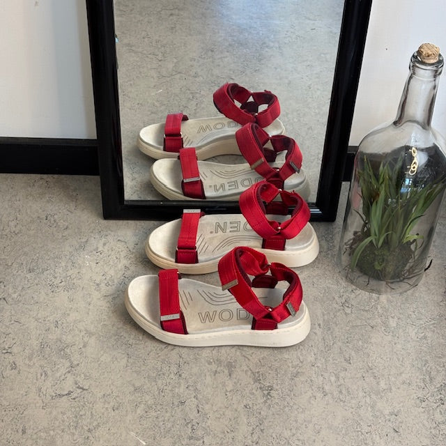 Snygg röd sandal från Woden