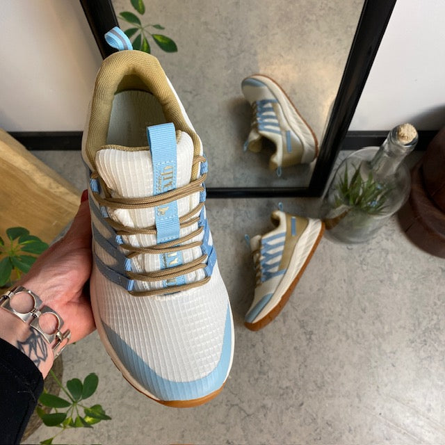 Green Comfort vandringssko med fast hålfotsstöd och vackra blå detaljer.