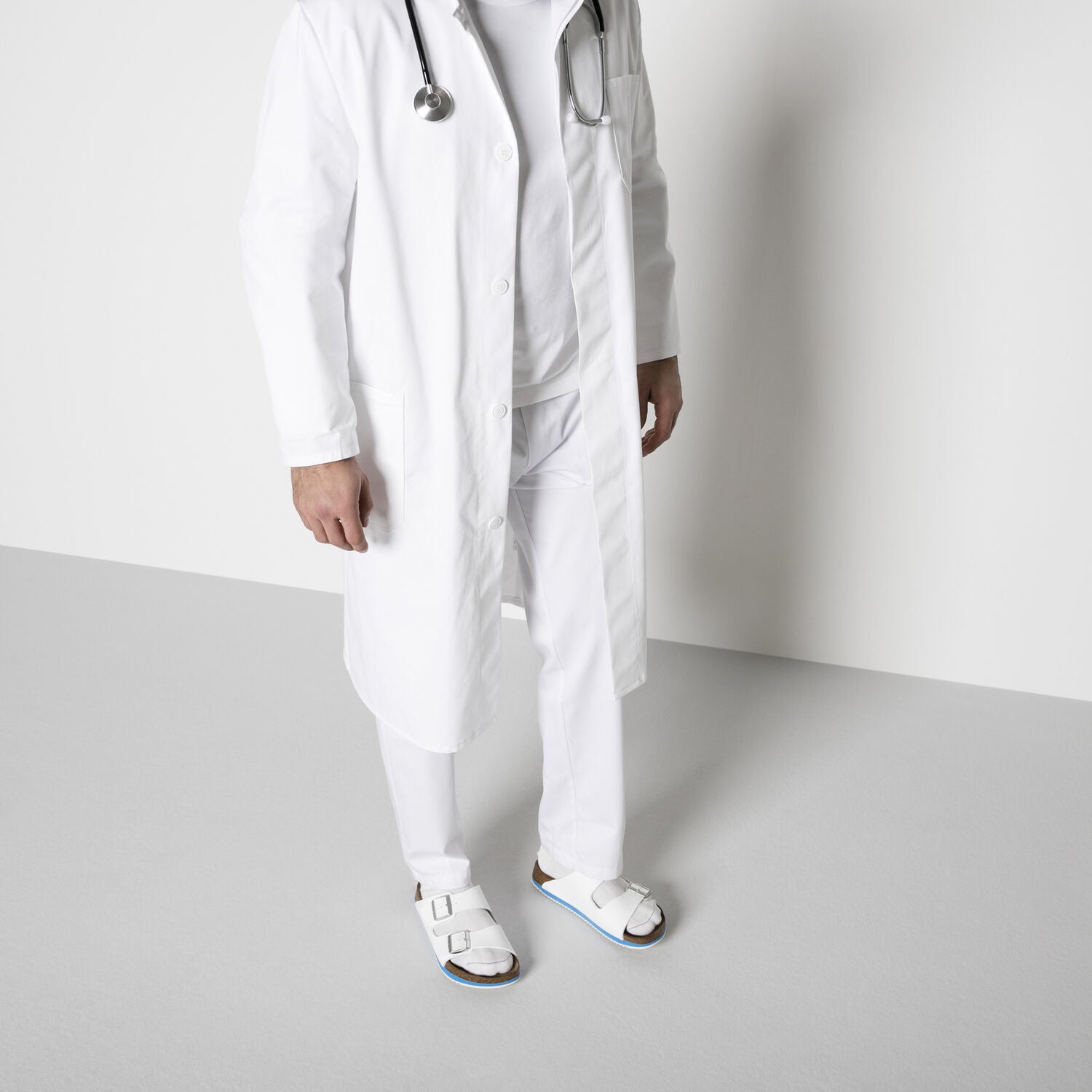 Vit Arizona-sandal från Birkenstock med godkända halkskyddssulor
