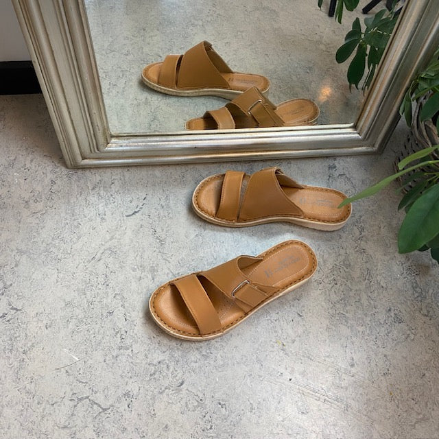 Brun skinn slip-on med justerbar rem från Relaxshoe