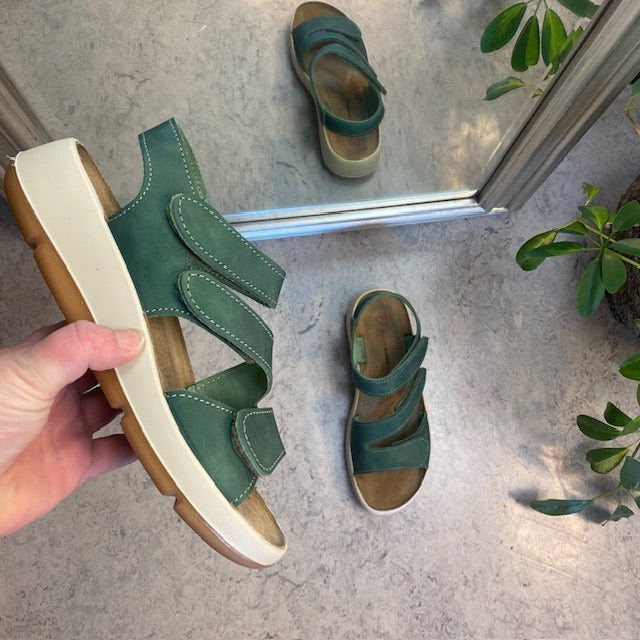 Elegant grön lädersandal med justerbara remmar