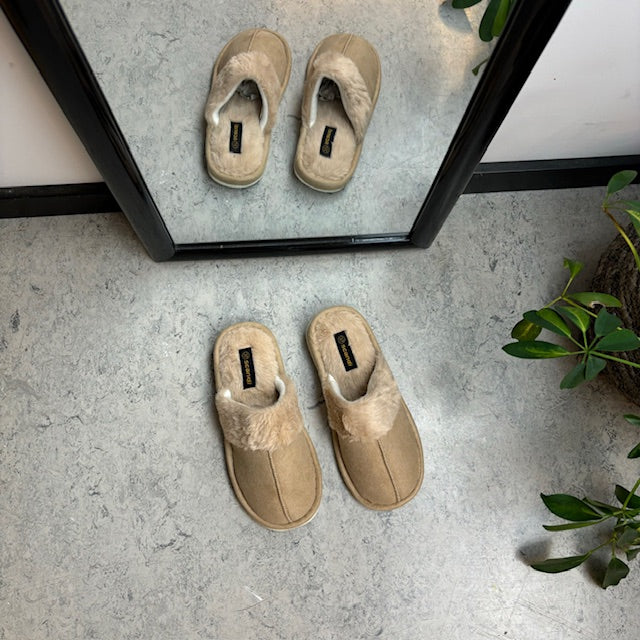 Beige innetofflor med synlig pälskant