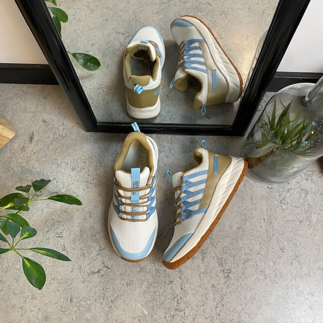 Green Comfort vandringssko med fast hålfotsstöd och vackra blå detaljer.