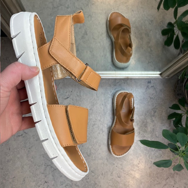 Läcker, mjuk och flexibel skinnsandal i brunt från Relaxshoe