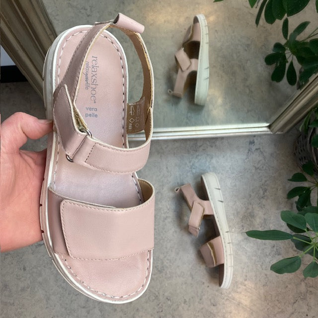 Läcker mjuk och flexibel skinnsandal i rosa från Relaxshoe