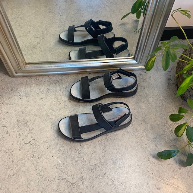 Svart lädersandal med tre justerbara remmar och hålfotsstöd