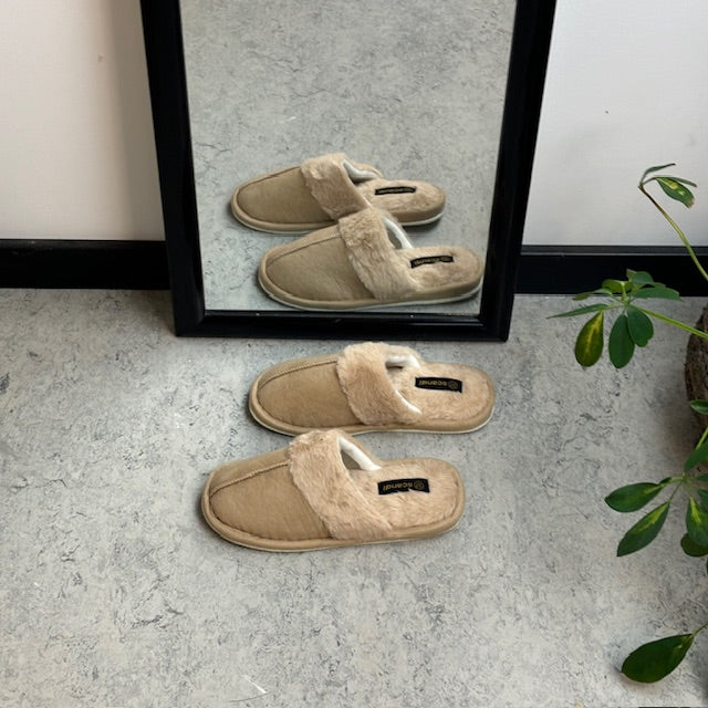 Beige innetofflor med synlig pälskant