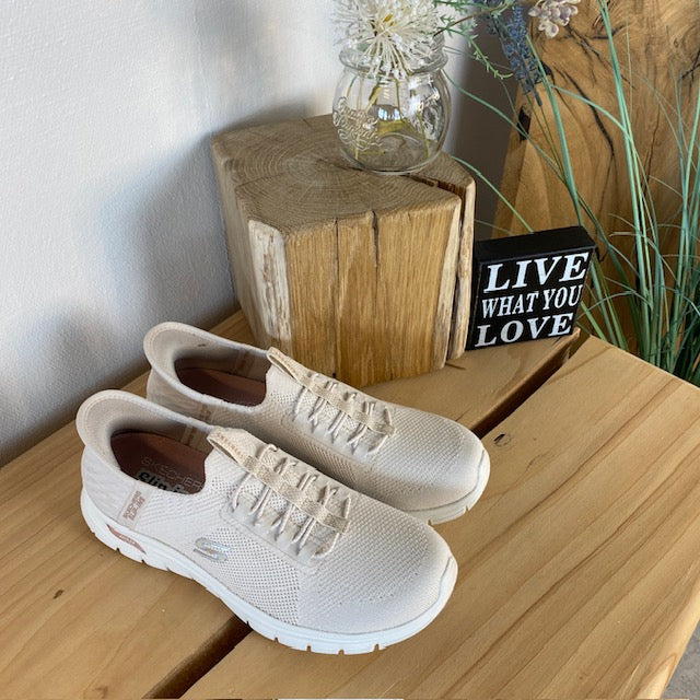 Beige Skechers slip-ins med svangstöd