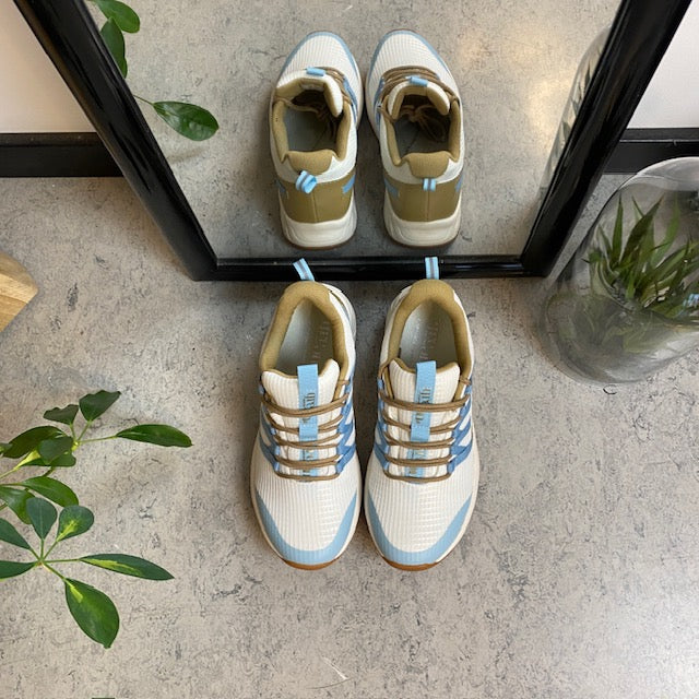 Green Comfort vandringssko med fast hålfotsstöd och vackra blå detaljer.