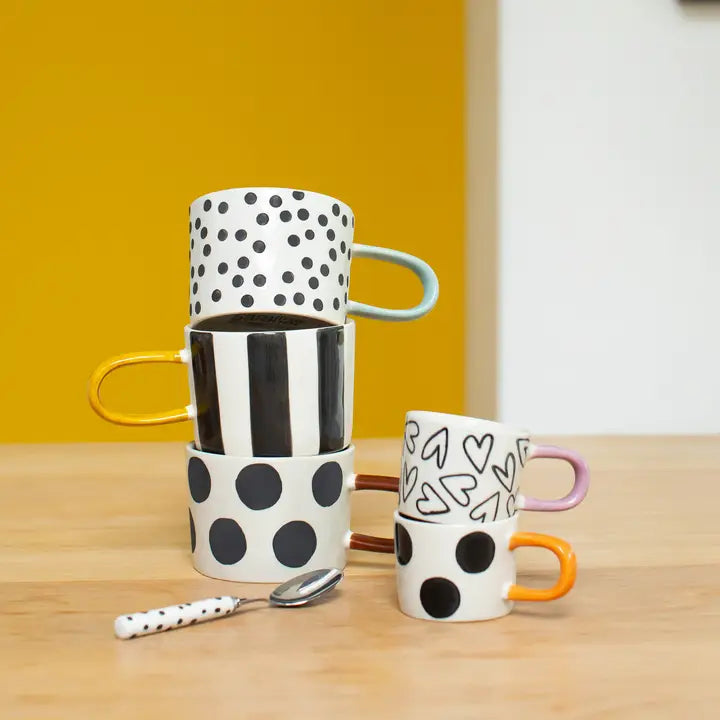 Modern mugg med rutigt mönster och orange handtag – stilren design för kaffe & te
