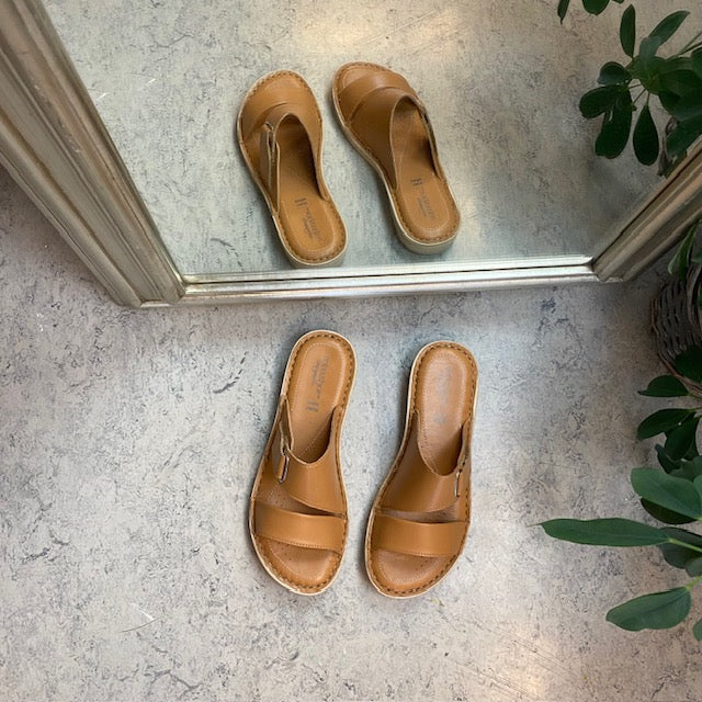 Brun skinn slip-on med justerbar rem från Relaxshoe