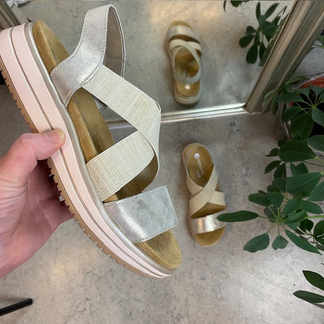 Sandal från Remonte med elastiska remmar och uttagbar sula