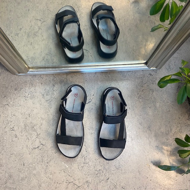 Svart lädersandal med tre justerbara remmar och hålfotsstöd