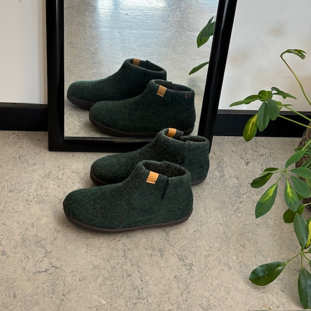 Hög grön ulltoffel med halkfria sulor från Green Comfort
