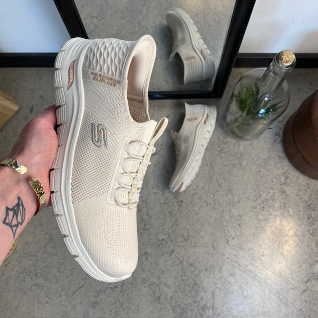 Beige Skechers slip-ins med svangstöd