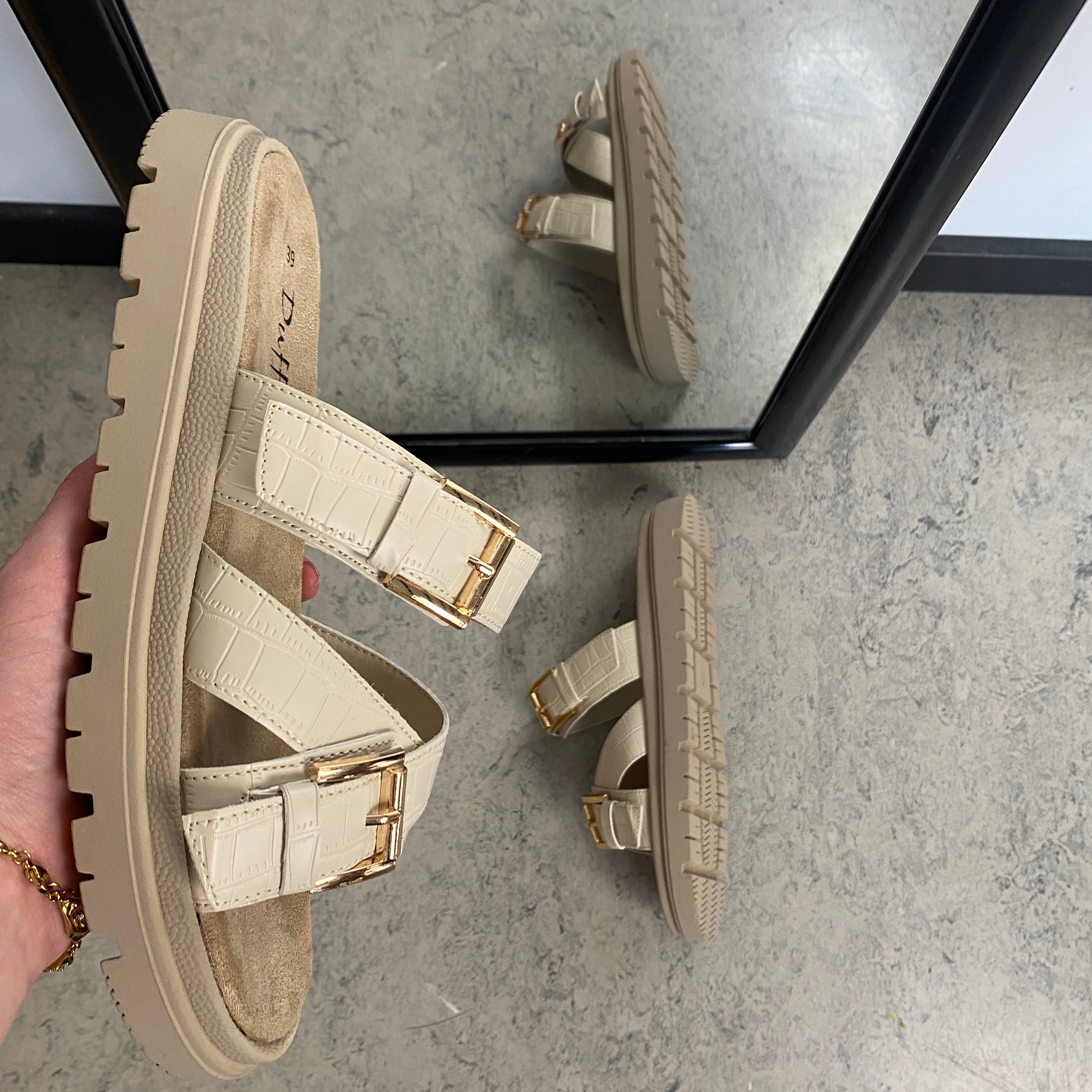 Beige bekväm sandal med justerbara remmar & stabil sula