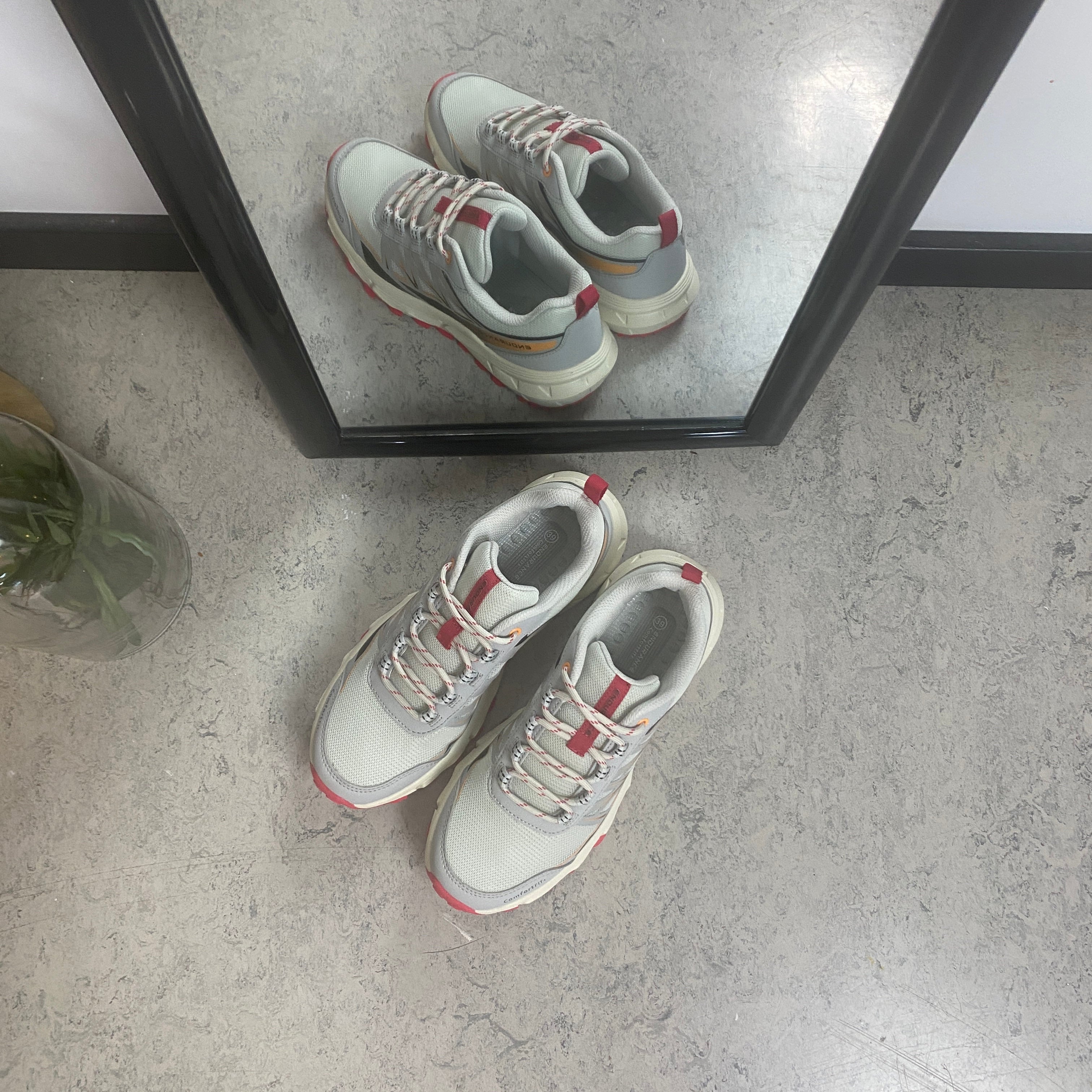 Endurance Fadell W Shoes – Lätt och andningsbar sneaker i Glacier Grey med rosa detaljer