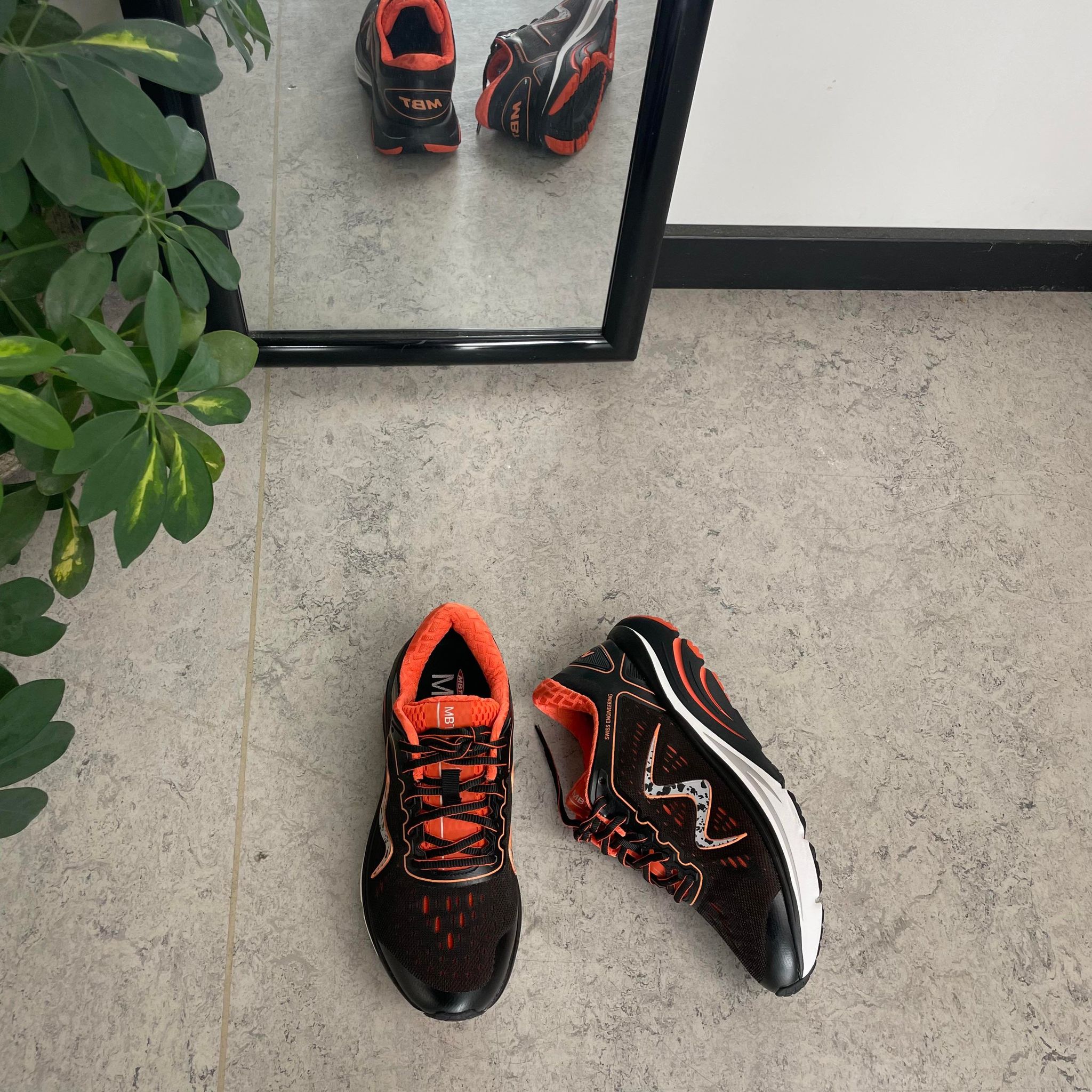 Svarta skor från MBT med fräcka orange detaljer