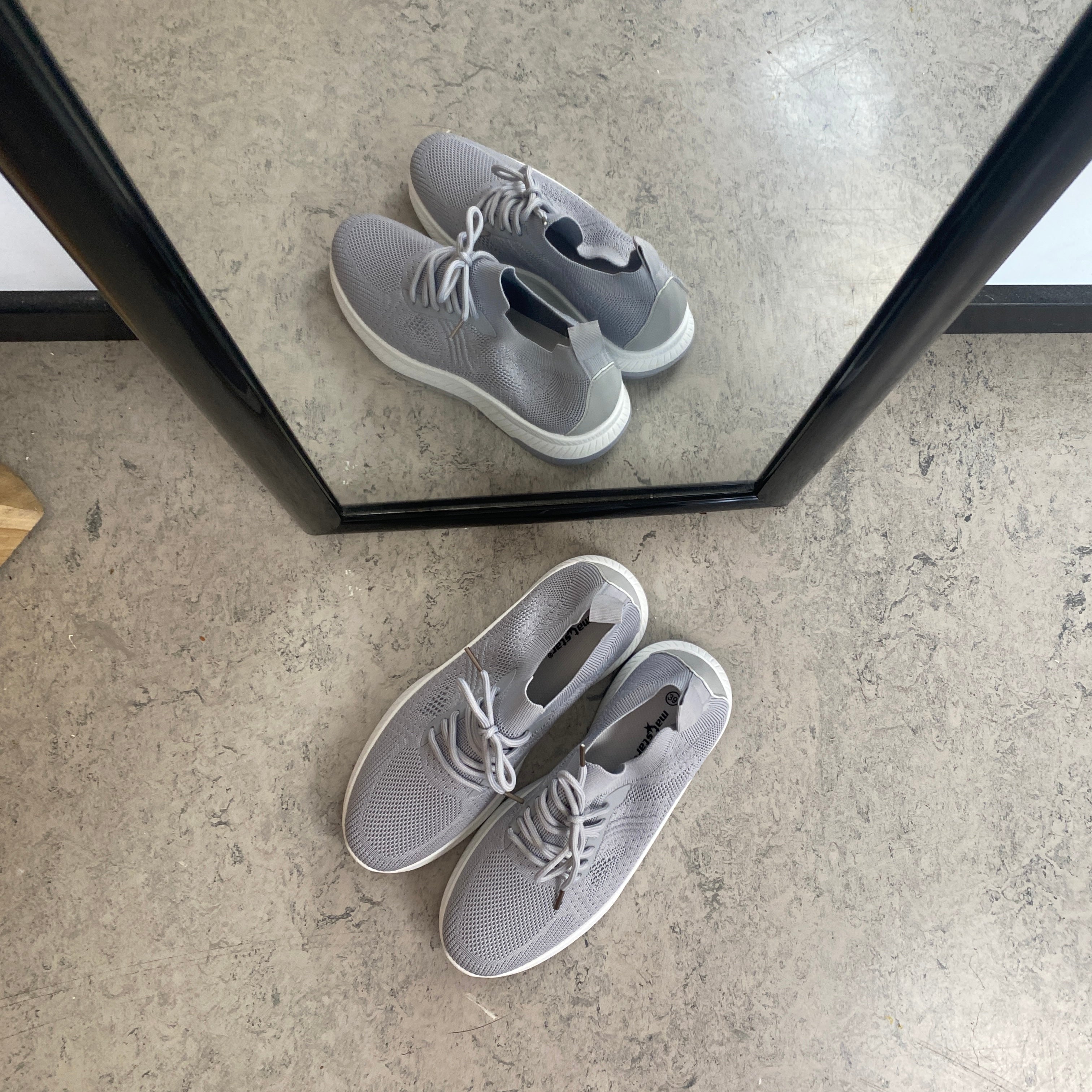 Grå slip-on lättviktsneaker i andningsbart stickat