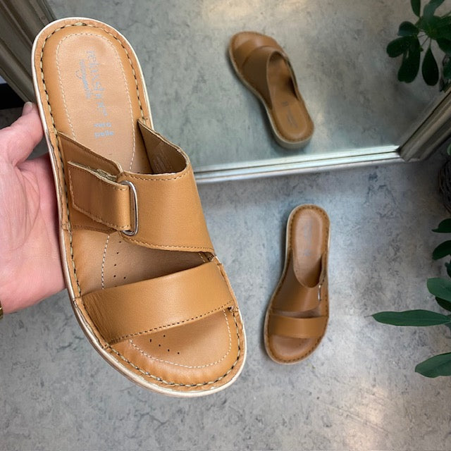 Brun skinn slip-on med justerbar rem från Relaxshoe