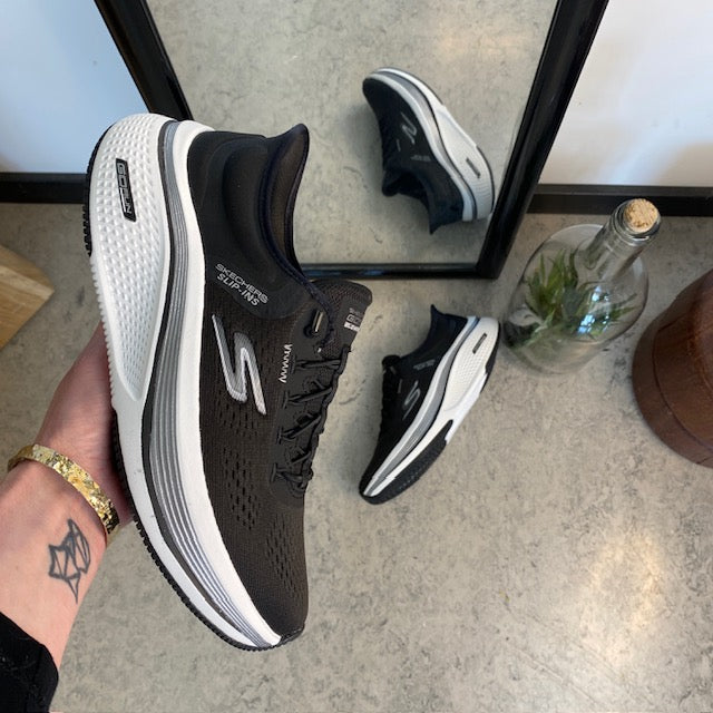 Svarta Slip-ins-skor från Skechers med elastiska snören
