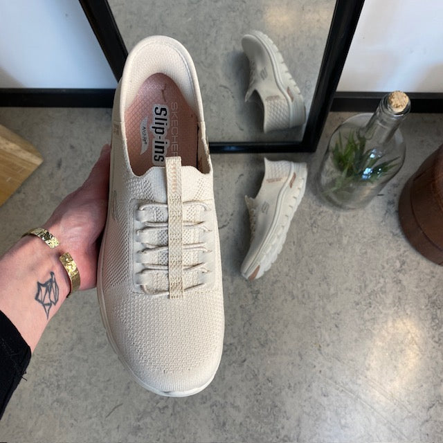 Beige Skechers slip-ins med svangstöd