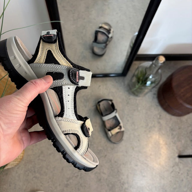Beige sportsandal