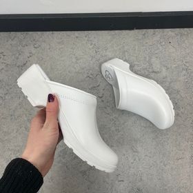 Vita läderträskor av god kvalitet