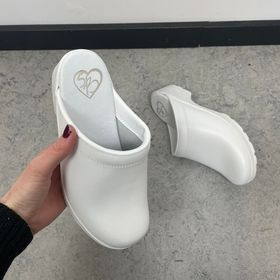 Vita läderträskor av god kvalitet