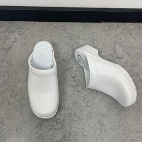Vita läderträskor av god kvalitet