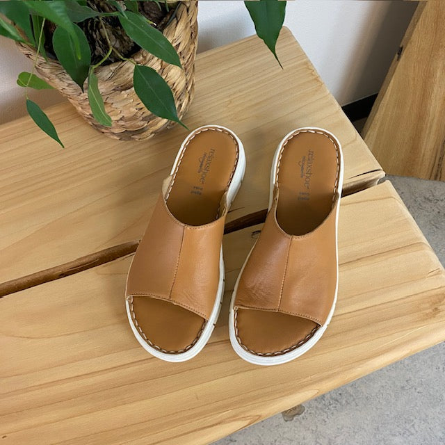 Elegant brun slip-on i läder från Relaxshoe