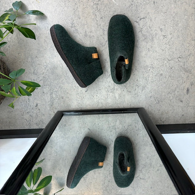 Hög grön ulltoffel med halkfria sulor från Green Comfort