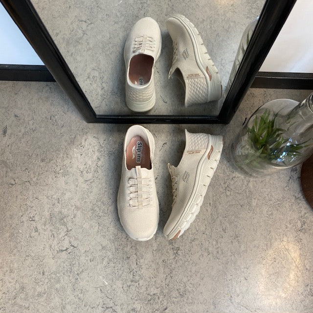 Beige Skechers slip-ins med svangstöd