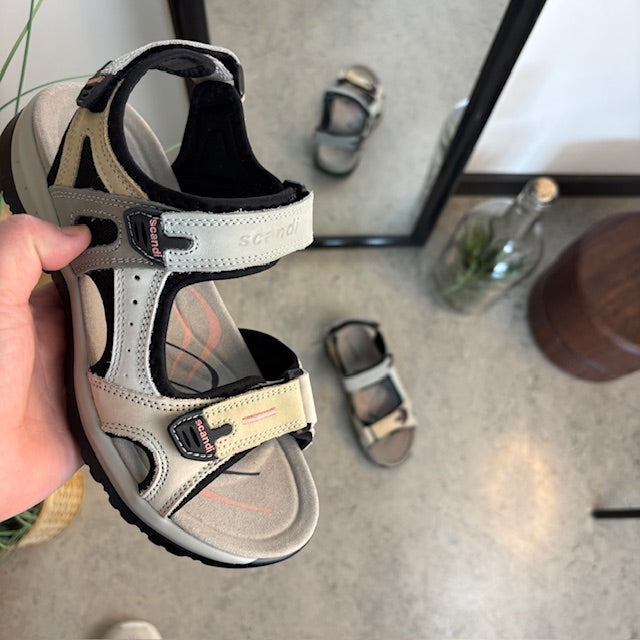 Beige sportsandal