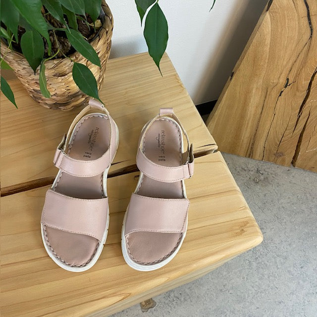 Läcker mjuk och flexibel skinnsandal i rosa från Relaxshoe