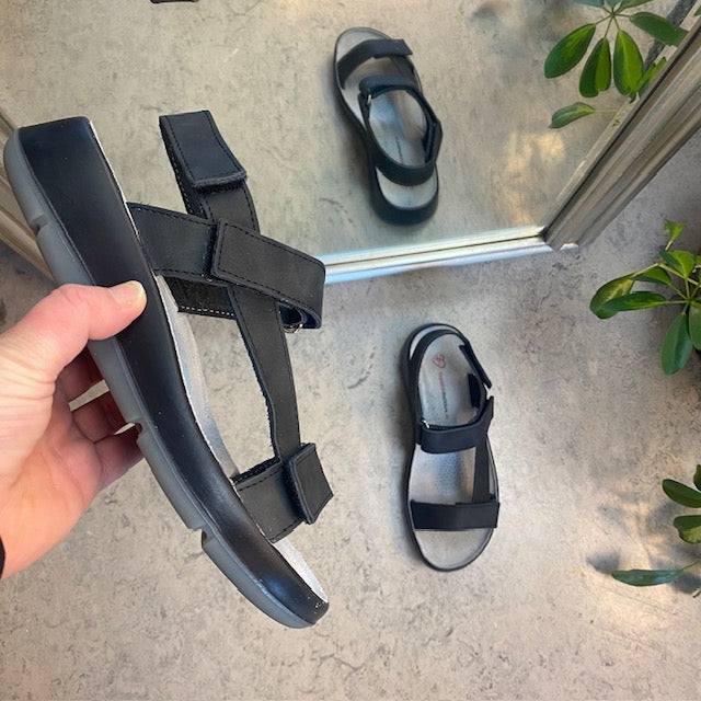Svart lädersandal med tre justerbara remmar och hålfotsstöd