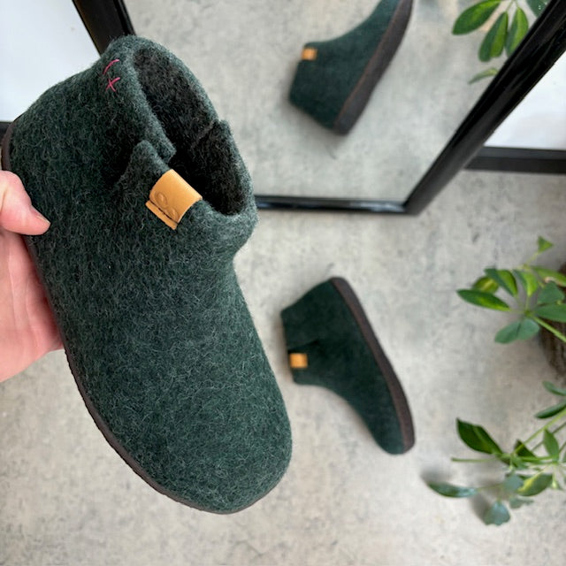 Hög grön ulltoffel med halkfria sulor från Green Comfort