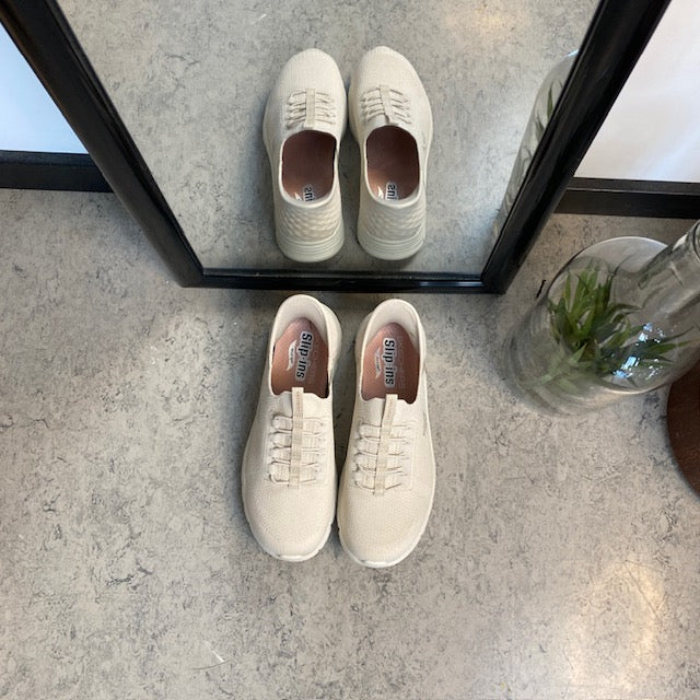 Beige Skechers slip-ins med svangstöd